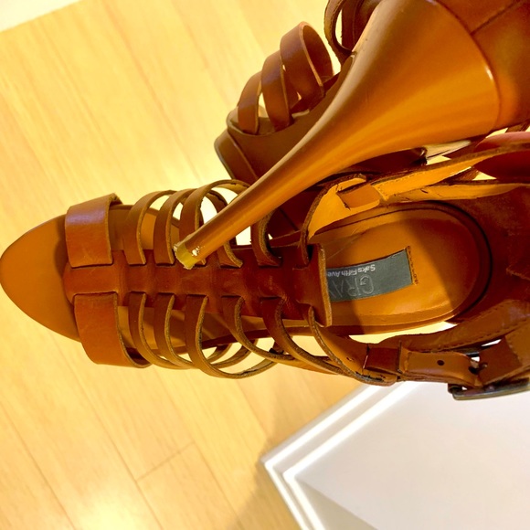 Gray by Saks Fifth Ave “Winnie” strappy high heels Size 5.5 EXCELLENT CONDITION - Picture 7 of 10